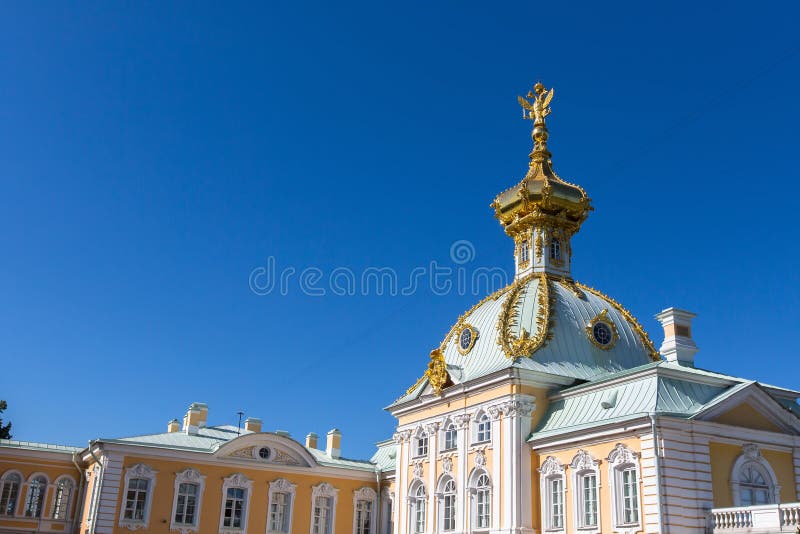 Gebäude des komplexen Peterhof-Palastes, StPetersburg, Russland Architektur lizenzfreie stockfotos Gebäude des komplexen Peterhof-Palastes, StPetersburg, Russland Architektur lizenzfreie stockfotos