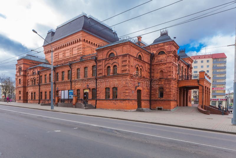 Gebäude des roten Backsteins ist das Mogilev-Drama-Theater Weißrussland, Mogilev, Apr lizenzfreie stockfotografie Gebäude des roten Backsteins ist das Mogilev-Drama-Theater Weißrussland, Mogilev, Apr lizenzfreie stockfotografie