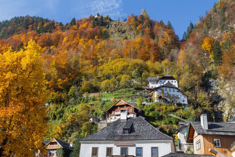 Gebäude in Hallstatt im Herbst lizenzfreies stockbild Gebäude in Hallstatt im Herbst lizenzfreies stockbild