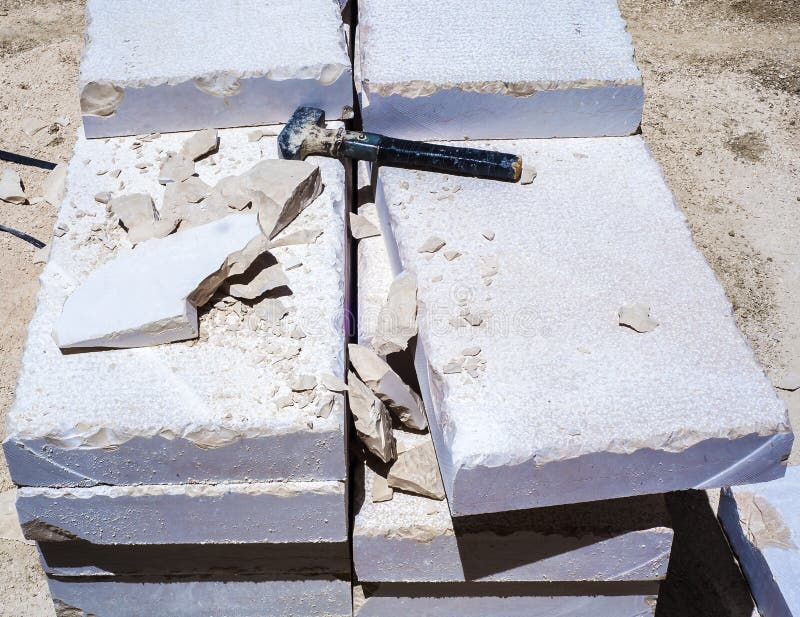 Gebäudehammer, Stapel von Kalksteinplatten stockfoto Gebäudehammer, Stapel von Kalksteinplatten stockfoto