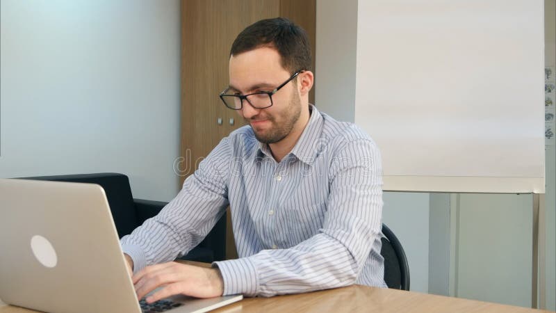 Geconcentreerde gebaarde jonge mens die laptop voor het bestuderen met behulp van stock foto Geconcentreerde gebaarde jonge mens die laptop voor het bestuderen met behulp van stock foto