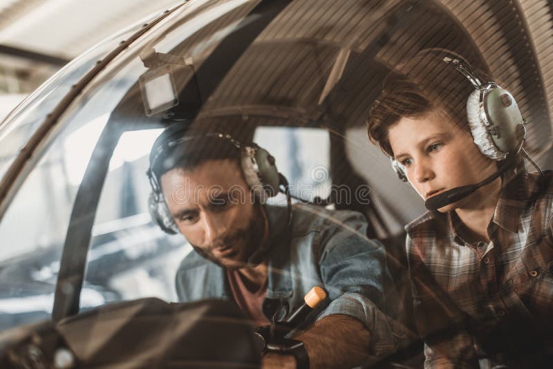 Geconcentreerde kind en mens in de helikopter royalty-vrije stock fotografie Geconcentreerde kind en mens in de helikopter royalty-vrije stock fotografie