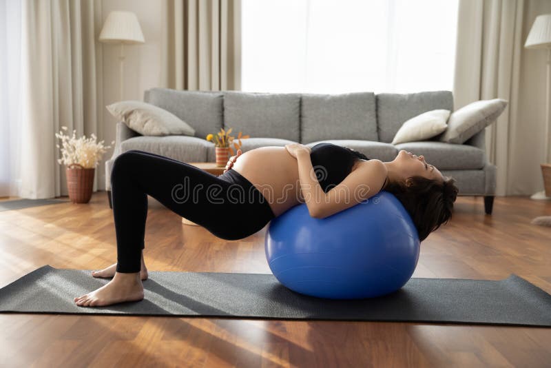 Mening Maestro Puur Geconcentreerde Zwangere Vrouw Oefent Oefeningen Uit Met Fitnessbal Thuis  Stock Foto - Image of geschiktheid, spit: 227399824