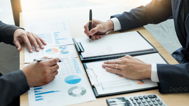 Gedanklich lösen des Gruppen-Arbeitskonzeptes Geschäftsleute oder Startteamwork Mitarbeiter, die Arbeitsplandokumente und -idee m stockfotos Gedanklich lösen des Gruppen-Arbeitskonzeptes Geschäftsleute oder Startteamwork Mitarbeiter, die Arbeitsplandokumente und -idee m stockfotos