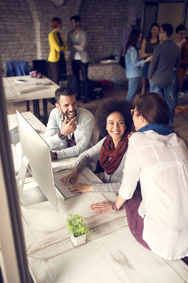 Gedanklich lösen im Büro mit weiblichem Manager lizenzfreies stockfoto Gedanklich lösen im Büro mit weiblichem Manager lizenzfreies stockfoto