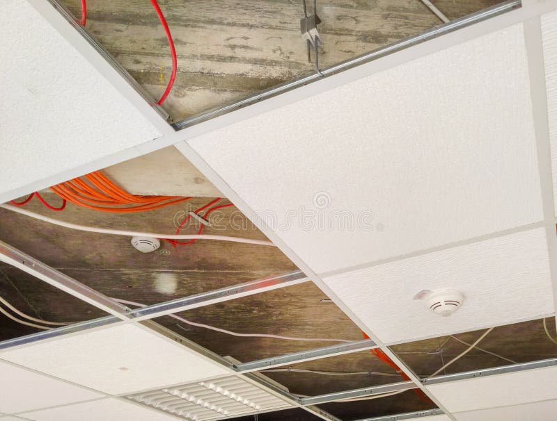 Gedeeltelijk open hangplafond met zichtbare klemmen en apparaten