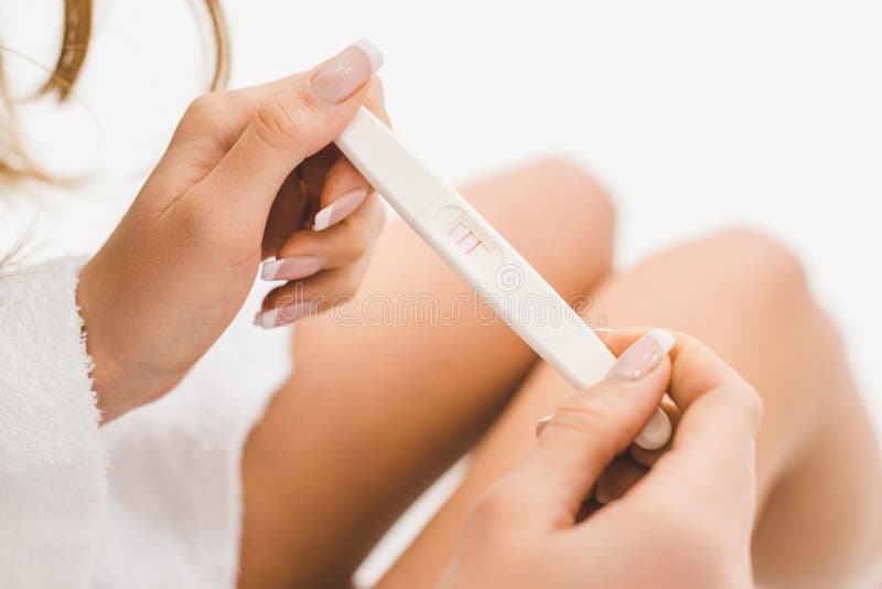 gedeeltelijke mening van de zwangerschapstest van de vrouwenholding stock foto's gedeeltelijke mening van de zwangerschapstest van de vrouwenholding stock foto's