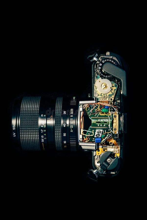 Gedemonteerde uitstekende SLR-camera die elektronika tonen stock afbeelding Gedemonteerde uitstekende SLR-camera die elektronika tonen stock afbeelding