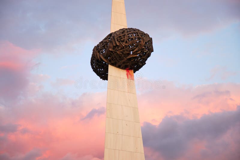 Gedenkteken van Wedergeboorte Memorialul Renasterii - hoogste deel, met surreal zonsondergangkleuren Dit monument eert de slachto stock afbeelding Gedenkteken van Wedergeboorte Memorialul Renasterii - hoogste deel, met surreal zonsondergangkleuren Dit monument eert de slachto stock afbeelding