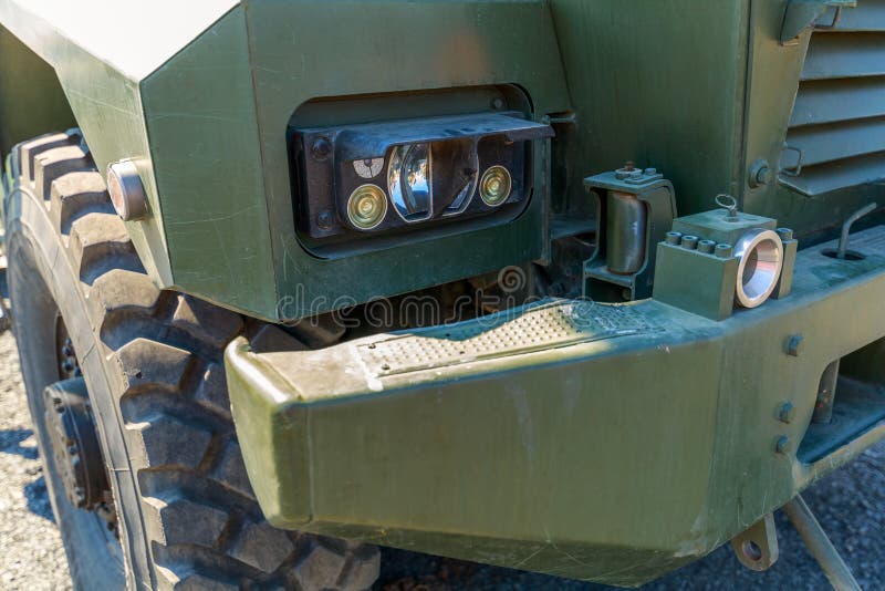 Gedetailleerd vooraanzicht van een moderne militaire vrachtwagen met LEIDENE koplampen royalty-vrije stock afbeeldingen Gedetailleerd vooraanzicht van een moderne militaire vrachtwagen met LEIDENE koplampen royalty-vrije stock afbeeldingen