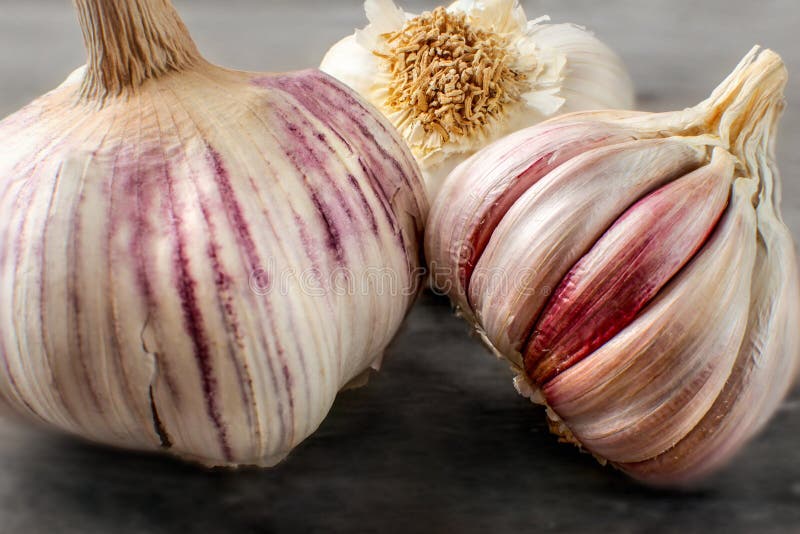 Gedetailleerde foto van knoflookbollen op houten lijst, wat purpere clov stock fotografie Gedetailleerde foto van knoflookbollen op houten lijst, wat purpere clov stock fotografie