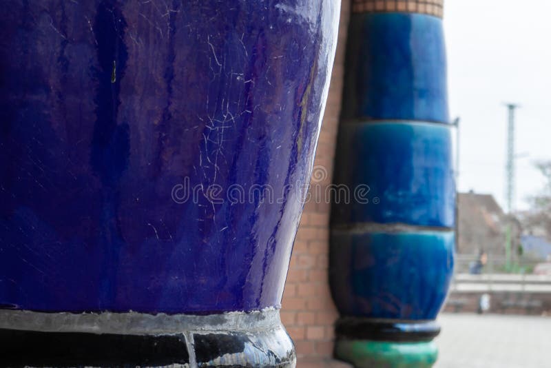 Gedetailleerde mening van machtige donkerblauwe ceramische kolommen van de kunstenaar Hundertwasser stock fotografie Gedetailleerde mening van machtige donkerblauwe ceramische kolommen van de kunstenaar Hundertwasser stock fotografie