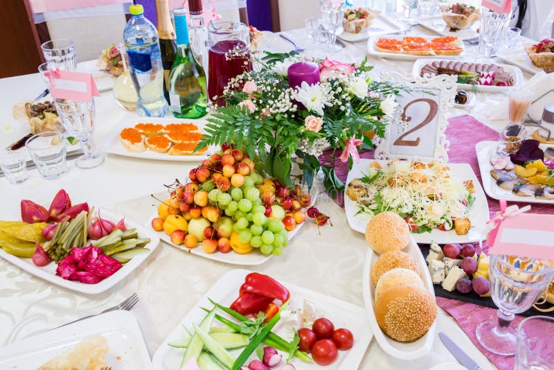 Gediende lijst bij het Banket Vruchten, snacks, delicatessen en bloemen in het restaurant Plechtig gebeurtenis of huwelijk stock foto Gediende lijst bij het Banket Vruchten, snacks, delicatessen en bloemen in het restaurant Plechtig gebeurtenis of huwelijk stock foto