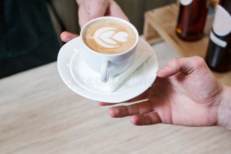 Gedienter Cappuccino des Kaffeestubemenü-Rezepts Kunde lizenzfreie stockfotos Gedienter Cappuccino des Kaffeestubemenü-Rezepts Kunde lizenzfreie stockfotos