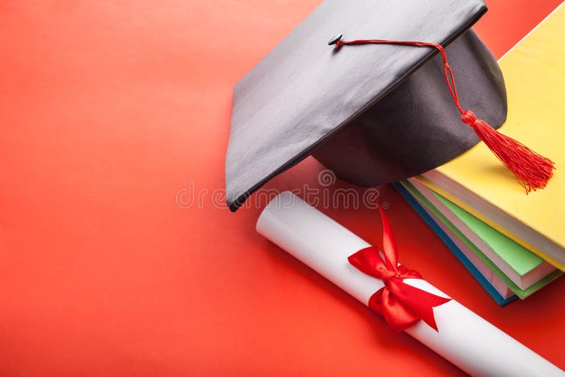 Gediplomeerd hoed en boek royalty-vrije stock fotografie Gediplomeerd hoed en boek royalty-vrije stock fotografie