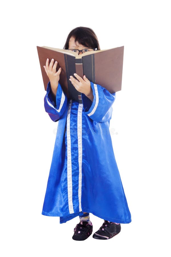 Gediplomeerd meisje die een boek op studio lezen royalty-vrije stock afbeelding Gediplomeerd meisje die een boek op studio lezen royalty-vrije stock afbeelding