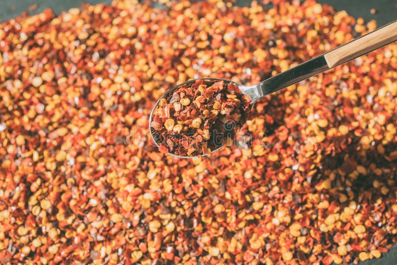 gedroogde pekelvlokken op houten lepel Sluit het beeld van de fijngemaakte peper van de rode kajuit Bovenaanzicht van gedroogde r stock afbeeldingen gedroogde pekelvlokken op houten lepel Sluit het beeld van de fijngemaakte peper van de rode kajuit Bovenaanzicht van gedroogde r stock afbeeldingen