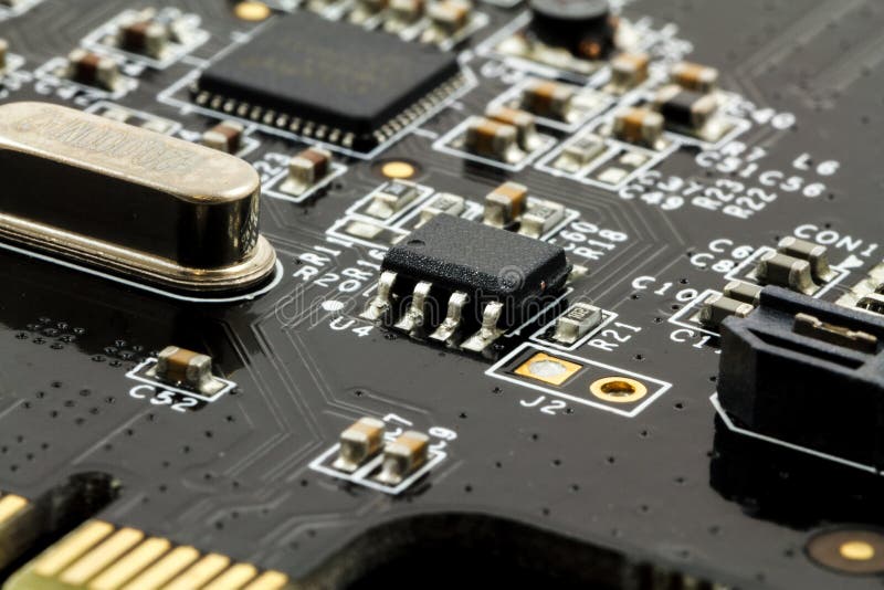 Gedrukte Kringsraad (PCB) met, ICs, Condensatoren, en Weerstanden stock fotografie Gedrukte Kringsraad (PCB) met, ICs, Condensatoren, en Weerstanden stock fotografie