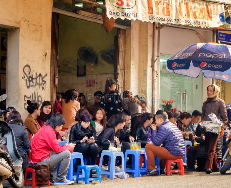 Gedrängtes Hanoi-Café, Vietnam lizenzfreies stockbild Gedrängtes Hanoi-Café, Vietnam lizenzfreies stockbild