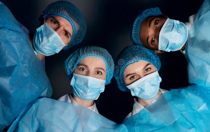Geduldig POV Team van chirurgen die patiënt bekijken royalty-vrije stock fotografie Geduldig POV Team van chirurgen die patiënt bekijken royalty-vrije stock fotografie
