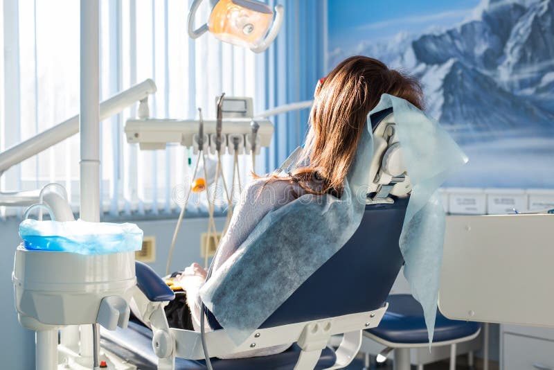 Geduldige zitting op tandstoel, wachten voor haar geneeskunde van tandartsStomatology, tandzorg, preventie, gezondheidsconcept royalty-vrije stock afbeeldingen Geduldige zitting op tandstoel, wachten voor haar geneeskunde van tandartsStomatology, tandzorg, preventie, gezondheidsconcept royalty-vrije stock afbeeldingen
