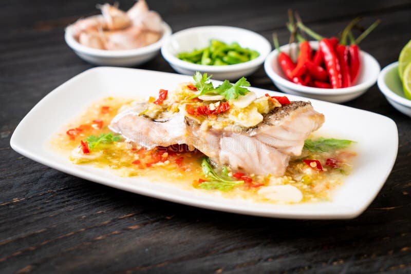 Gedämpftes Barsch-Fischfilet mit Chili Lime Sauce in der Kalkbehandlung lizenzfreie stockfotografie Gedämpftes Barsch-Fischfilet mit Chili Lime Sauce in der Kalkbehandlung lizenzfreie stockfotografie