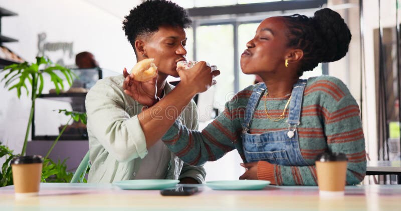 Geef liefde en koppel in een koffiewinkel met plezier aan elkaar binden of een zoete snack of een moment samen delen. restaurant