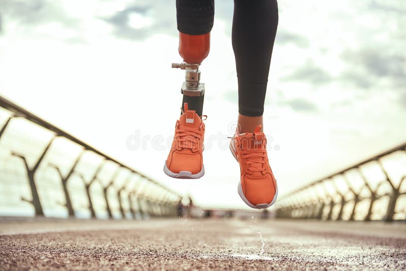 Geef nooit de gehakte foto op van gehandicapte vrouwen met een prothetisch been in sportkleding die op de brug springt