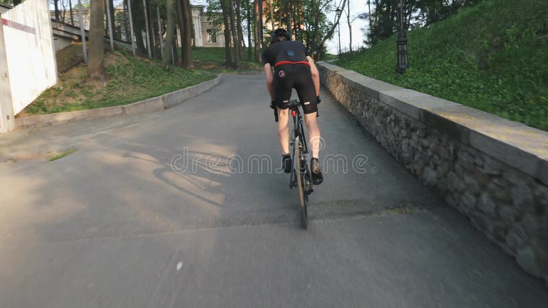 Geeignete athletische Radfahrersprint ansteigend Folgen Sie Schuss Starke Beinmuskeln, die Pedale drehen Radfahrendes hartes Trai