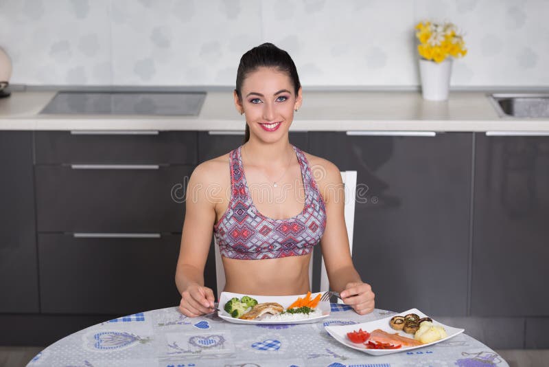 Geeignete Frau der Junge in der Küche, gesunde Mahlzeit vorbereitend stockfoto Geeignete Frau der Junge in der Küche, gesunde Mahlzeit vorbereitend stockfoto