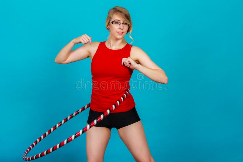Geeignete Frau mit hula Band, das Übung tut stockbilder Geeignete Frau mit hula Band, das Übung tut stockbilder