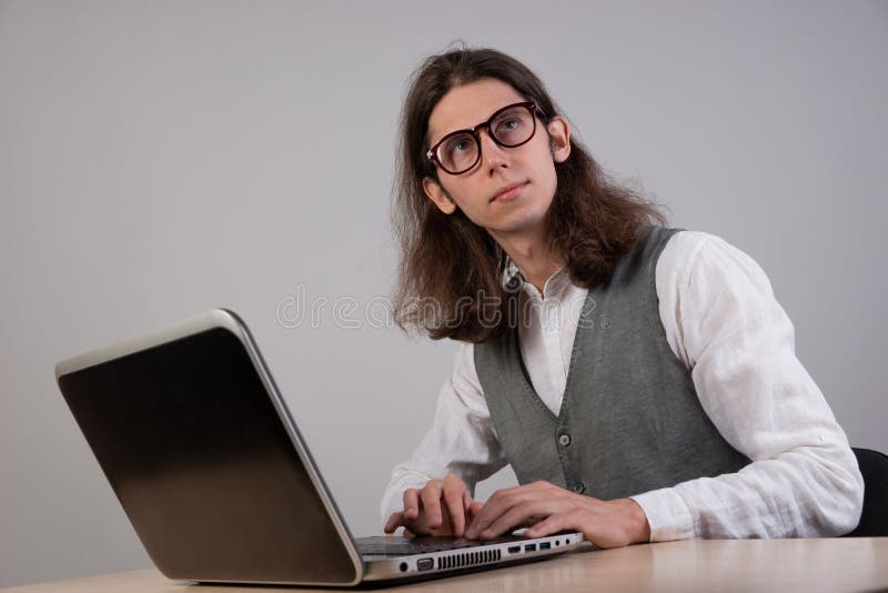 Geek guy está aprendiendo nuevas tecnologías de programación y modelado de computadoras. imagenes de archivo