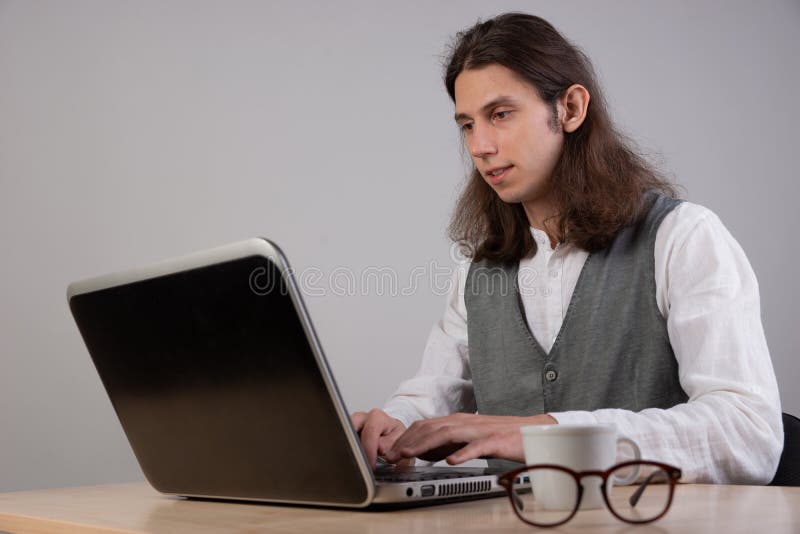Geek guy está aprendiendo nuevas tecnologías de programación y modelado de computadoras. fotografía de archivo libre de regalías