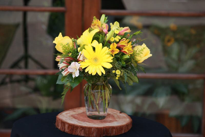 Geel bloemstuk stock foto's