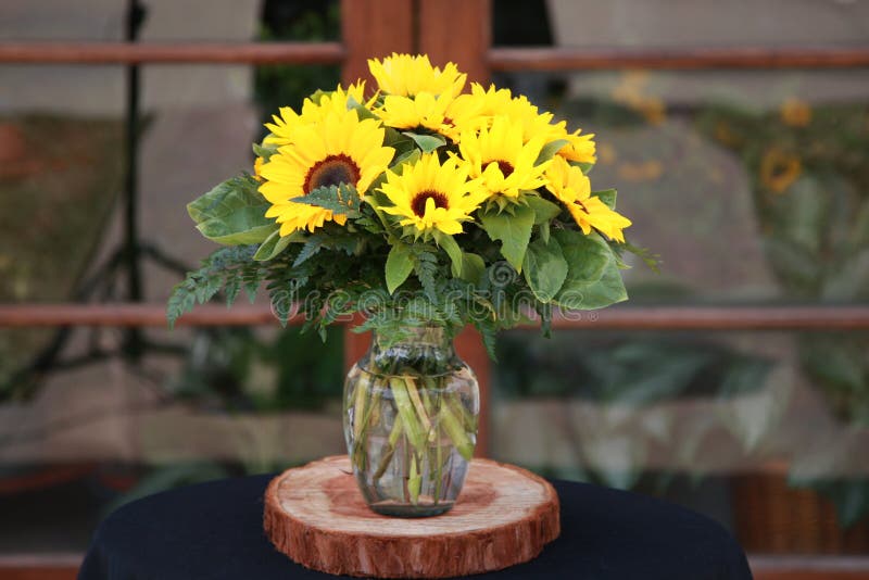 Geel bloemstuk royalty-vrije stock afbeelding