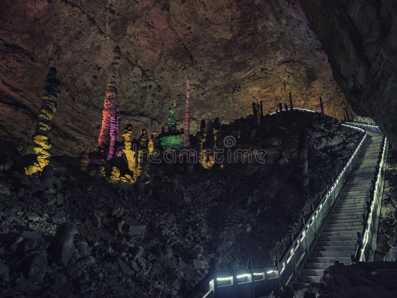 Geel Dragon Cave: Wonder van de wereld ` s holt in Zhangjiajie, de Provincie van Hunan, China uit stock foto Geel Dragon Cave: Wonder van de wereld ` s holt in Zhangjiajie, de Provincie van Hunan, China uit stock foto