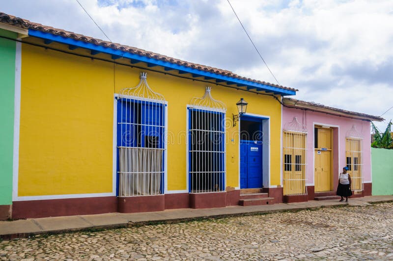 Geel huis met blauwe deur en vensters in Trinidad, Cuba royalty-vrije stock foto's Geel huis met blauwe deur en vensters in Trinidad, Cuba royalty-vrije stock foto's