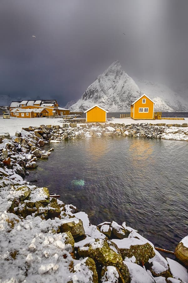 Geel Traditioneel Rorbu-Huis in Sakrisoy-Visserijdorp royalty-vrije stock fotografie Geel Traditioneel Rorbu-Huis in Sakrisoy-Visserijdorp royalty-vrije stock fotografie