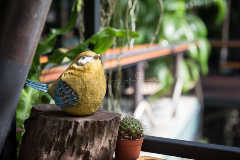 Geel vogelstandbeeld op houten lijst royalty-vrije stock foto