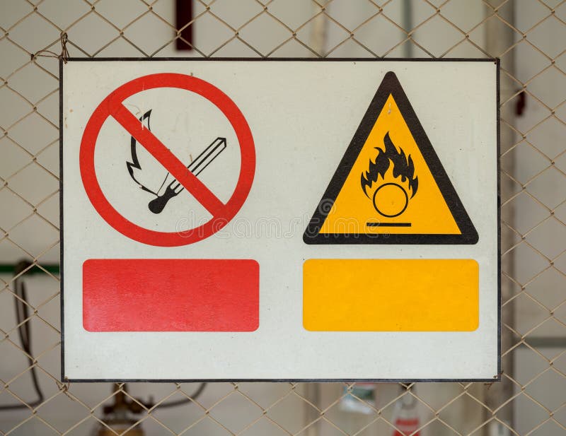 Geen brandteken en Brandwaarschuwingsborden stock fotografie Geen brandteken en Brandwaarschuwingsborden stock fotografie
