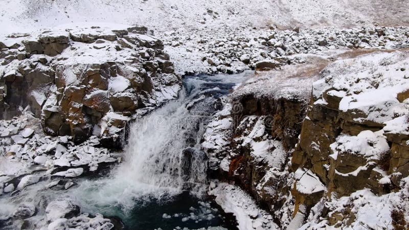 Geen dekking van de naamwaterval met sneeuw in IJsland