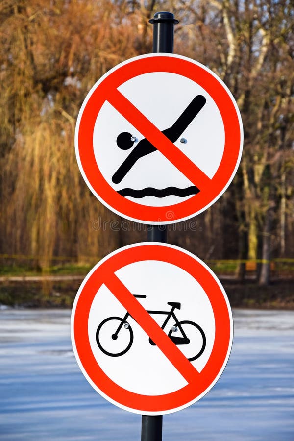 Geen het zwemmen en geen het cirkelen verkeersteken stock foto Geen het zwemmen en geen het cirkelen verkeersteken stock foto