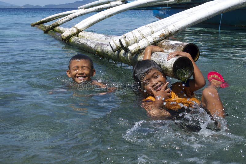 Geen videospelletjes hier Filipijnse jonge geitjes die pret hebben die in Leyte, Filippijnen, Tropisch Azië zwemmen royalty-vrije stock afbeeldingen Geen videospelletjes hier Filipijnse jonge geitjes die pret hebben die in Leyte, Filippijnen, Tropisch Azië zwemmen royalty-vrije stock afbeeldingen