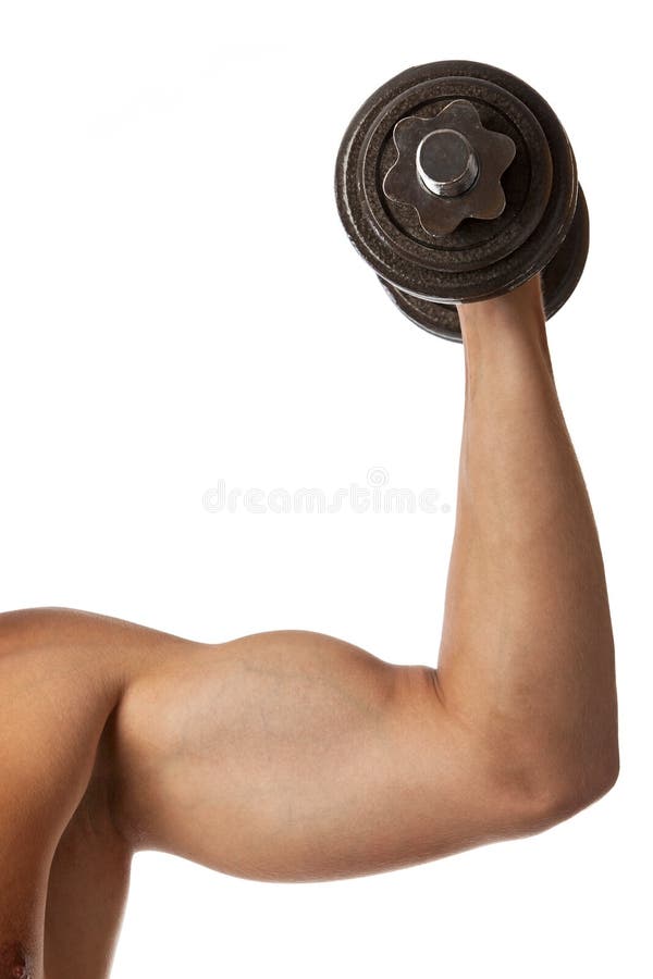 Geerntete Ansicht eines muskulösen Mannes, der einen Dumbbell anhebt stockbild