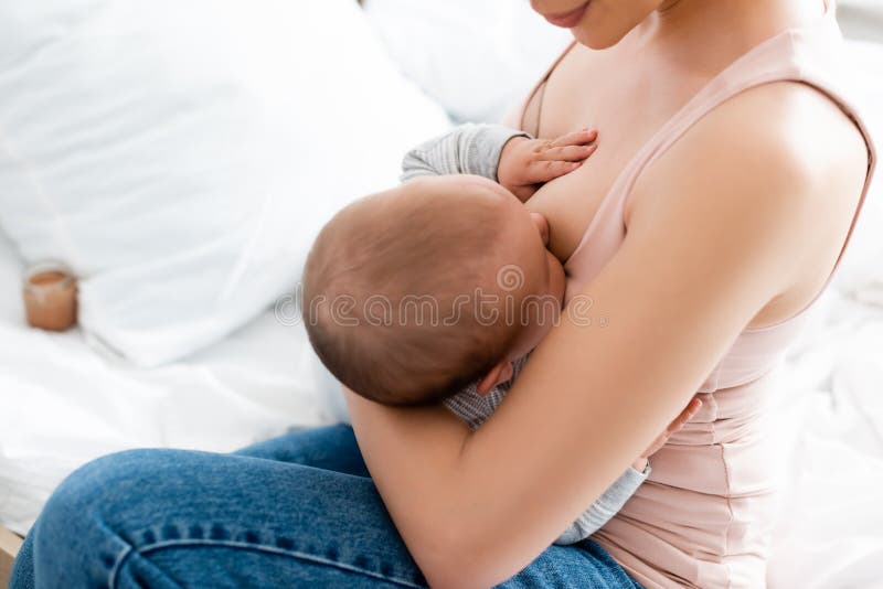 Geernteten Auffassung des Mutterstillenkindes. Geernteten Ansicht der Mutter Säuglingssohn in der Stillzeit