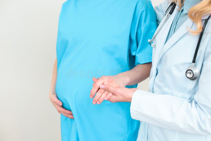 geernteter Schuss des Geburtshelfergynäkologen schwangerer Frau helfend