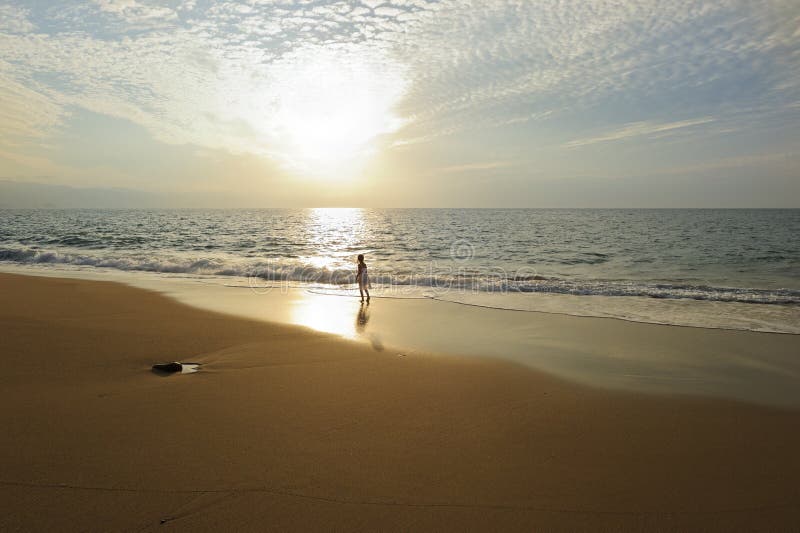 Geestelijk Oceaan de Zonsondergangstrand van het Zielmeisje stock fotografie Geestelijk Oceaan de Zonsondergangstrand van het Zielmeisje stock fotografie
