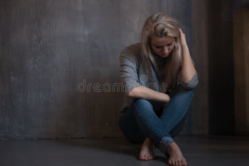 Geestelijke Gezondheid Jonge vrouw die op de vloer ligt stock afbeelding Geestelijke Gezondheid Jonge vrouw die op de vloer ligt stock afbeelding