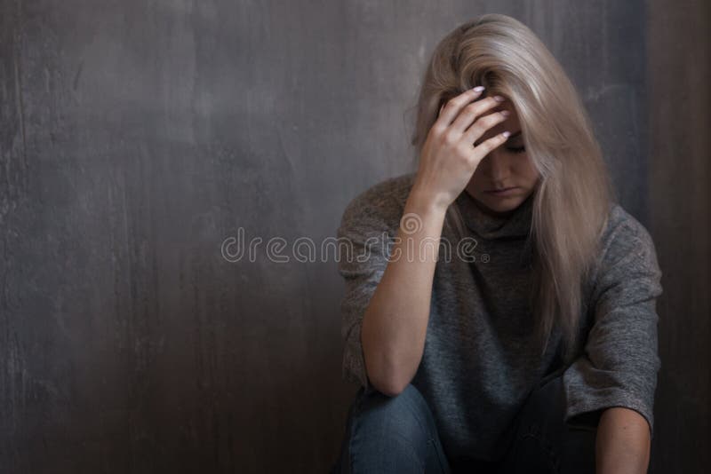 Geestelijke Gezondheid Jonge vrouw die op de vloer ligt royalty-vrije stock fotografie Geestelijke Gezondheid Jonge vrouw die op de vloer ligt royalty-vrije stock fotografie