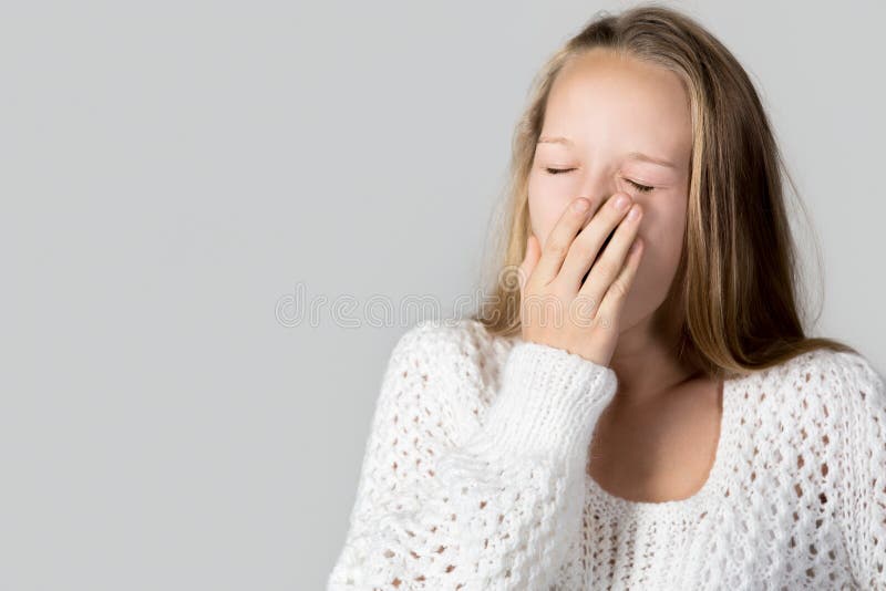 Geeuwend slaperig meisje royalty-vrije stock afbeeldingen Geeuwend slaperig meisje royalty-vrije stock afbeeldingen